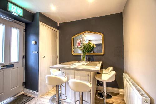 Huddersfield Apartment | 6 Dbl Bed, Central Huddersfield house inc parking