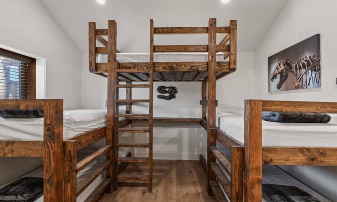 St. Charles Cabin | #6 Dinosaur Cabin! Newly Remodeled! AC! Sleeps 5!