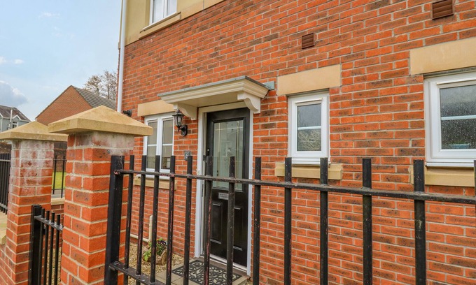 Pentre Gwenlais Cottage | 6 ERWR BRENHINOEDD, with a garden in Llandybie