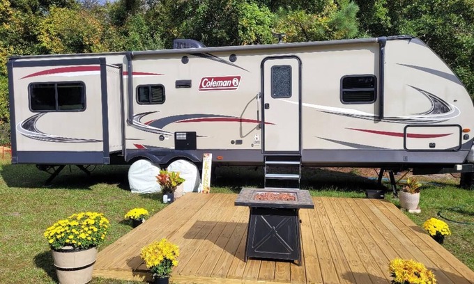 Loris House | 6 golf courses within 20 minutes, 30 foot camper with deck, firepit & BBQ