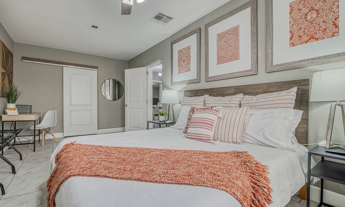 Biggs Field House | 🌞6 KING beds, 14 GUESTS, 5 BEDROOMS, 2 BATHROOMS, REFRIGERATION, NEAR AIRPORT