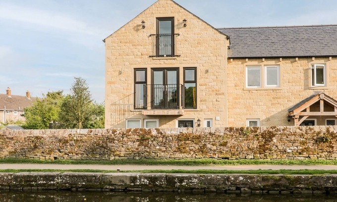 Gargrave Cottage | 6 LOCK VIEW, pet friendly, with hot tub in Gargrave