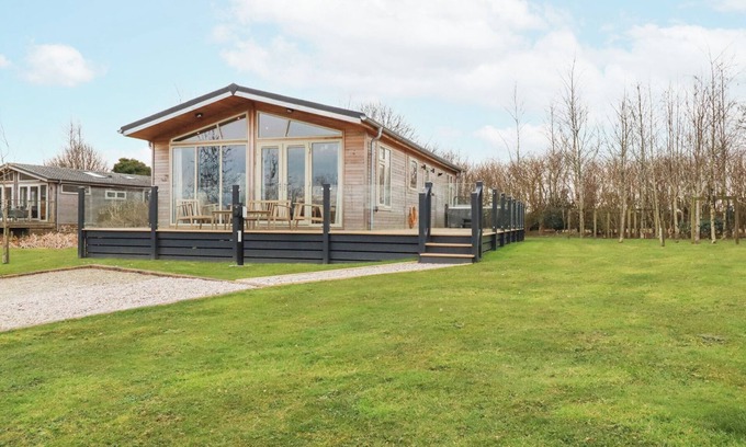 Lower Trengale Cottage | 6 MEADOW RETREAT, character holiday cottage, with hot tub in Dobwalls
