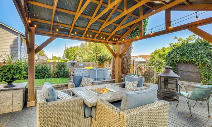 Eugene House | 6 Mi to Autzen Stadium: Family Home w/Hot Tub!