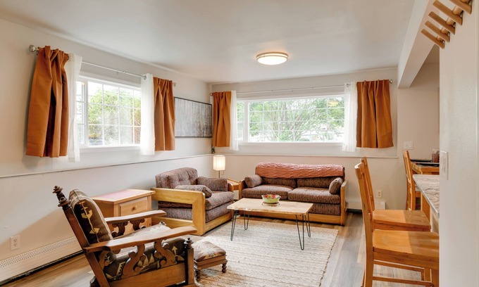 University Area Apartment | 6 Mi to Dtwn: Bright & Airy Anchorage Getaway!