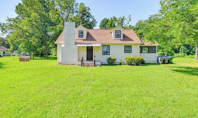 Hidden Valley House | 6 Mi to Dtwn: Charming Home w/Yard in Charlotte