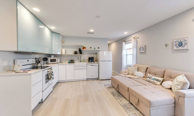 Sarasota Springs Apartment | 6 Mi to Dtwn: Sarasota Apt w/Patio & Fire Pit