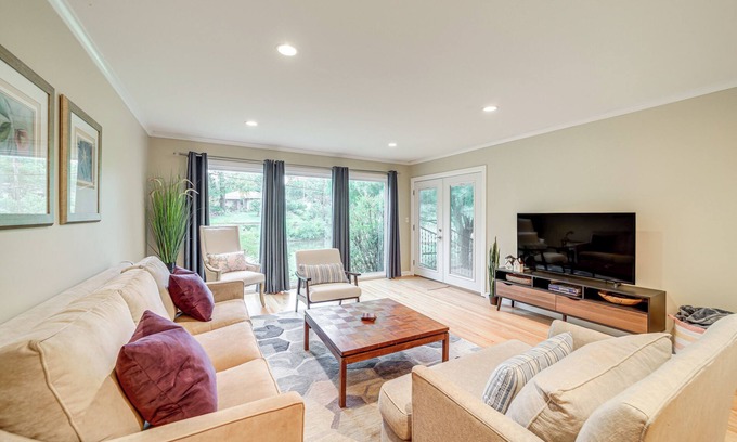 Tulsa House | 6 Mi to Dtwn: Waterfront Home in Tulsa!