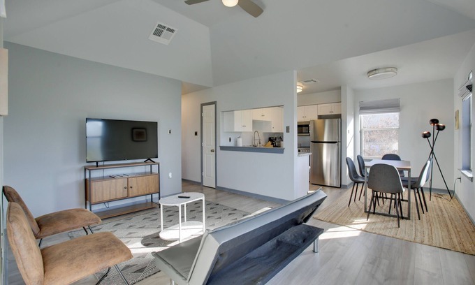 Lake Shore - Lake Vista Apartment | 6 Mi to Smoothie King Center: Apt in New Orleans