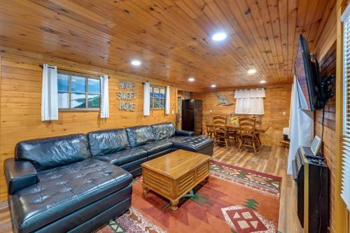 Robbinsville House | 6 Mi to Town Robbinsville Apt with Deck and Grill