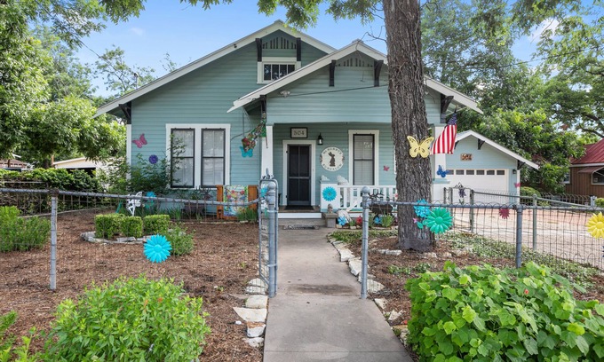 Fredericksburg House | .6 miles to Marktplatz, 3 minute drive, walkable.