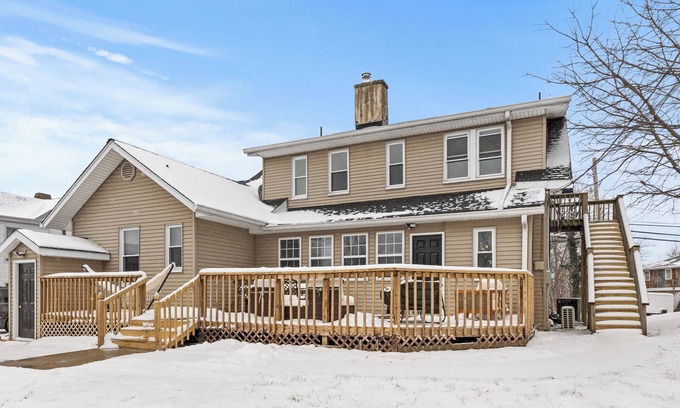 Williamstown House | 6 Min to Ark! Accommodates 17!