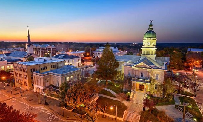 Athens House | 6 min to DT/UGA—Backyard + Pool—WIFI—BBQ—Indoor Fireplace