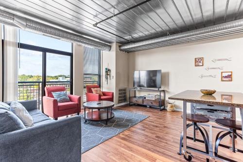 Old West Side Apartment | 6 Modern Apts - 12 Beds w Parking - Near Kerrytown