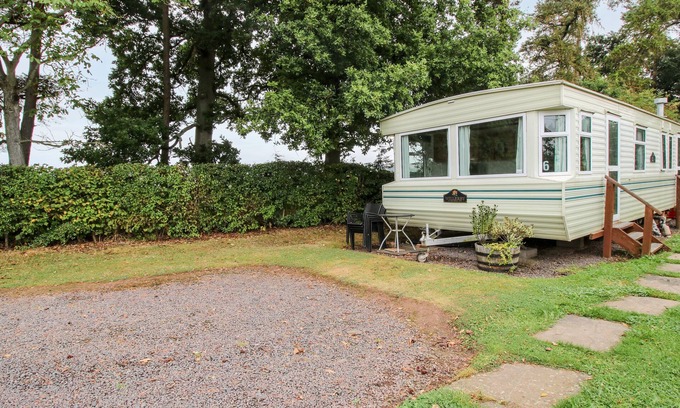 Much Wenlock Cottage | 6 OLD ORCHARD, pet friendly, with a garden in Much Wenlock
