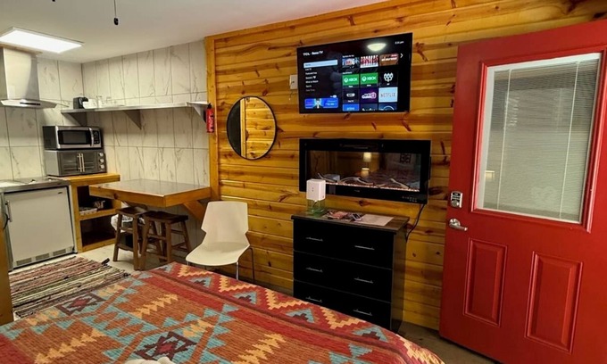 Pigeon Forge Hotel | 6 on the Ridge @ Sterling RidgenClose to all the fun.but in the woods!