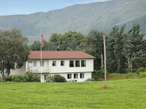 Gjengstoa Apartment | 6 person holiday home in Farstad-By Traum