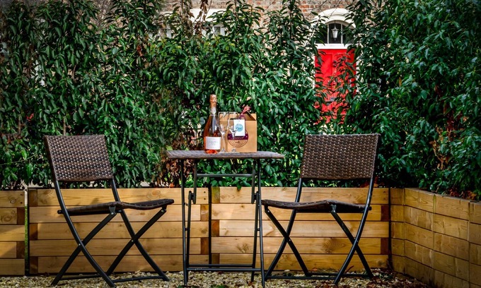 York Cottage | 6 St Johns Mews - a couples retreat that sleeps 2 guests in 1 bedroom