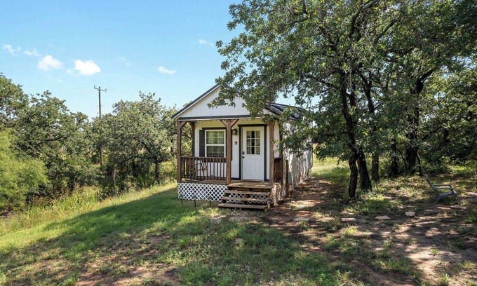 Hico Cabin | 6 Tiny Town Bunk House Tiny Home Animals Fire