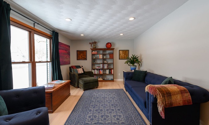 Carmel House | .6 Walk to Carmel Midtown (Palladium). Plus massage chair & purple mattress