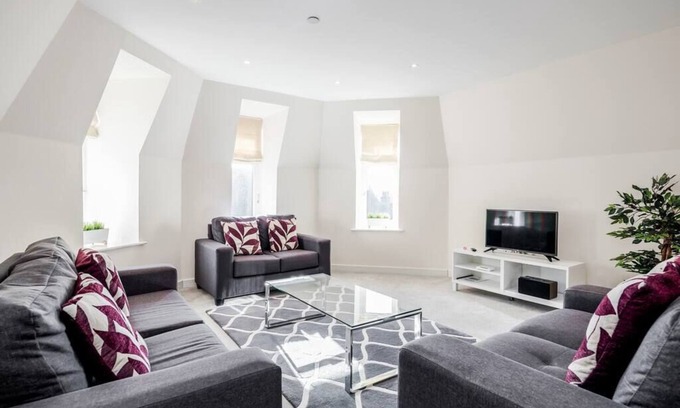 Leatherhead Apartment | 60 RSQ - 2 bedroom apartment