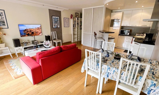 Perros-Guirec Apartment | 60 sq.m luxury apartment for 4-5 people, downtown and sea, near the beach, parking, WIFI Internet