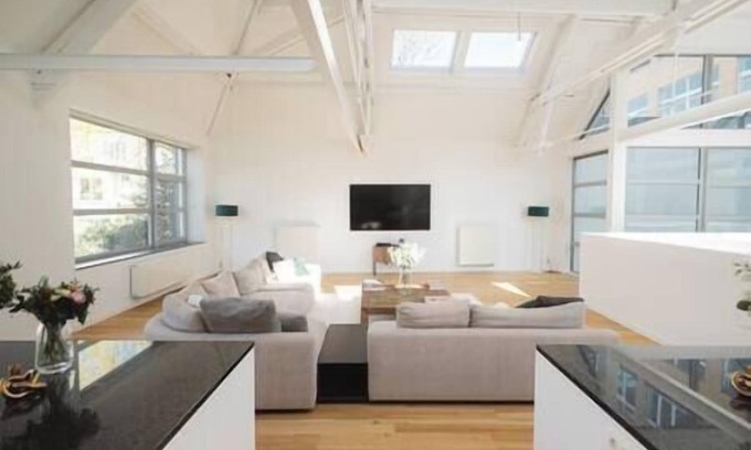 Chatelain House | 600m² Luxury & Garden, City centre