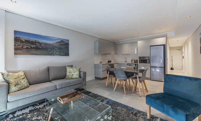 Sea Point Apartment | 604 The Cosmopolitan... Luxury Sea Point!