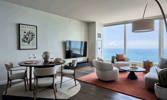 The Loop Apartment | 60th Flr Lake Views, A Stay Above It All, Sleeps 5