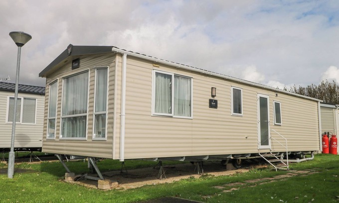 Bognor Regis Cottage | 610 CARAVAN, pet friendly, with pool in Bognor Regis