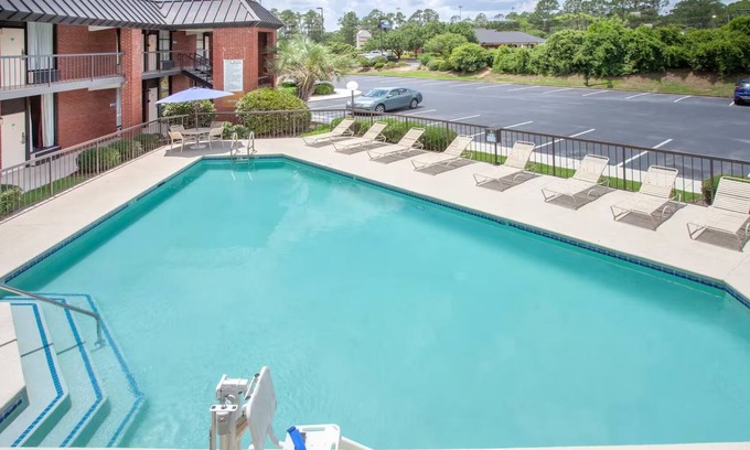Statesboro Hotel | 616 Fair Rd