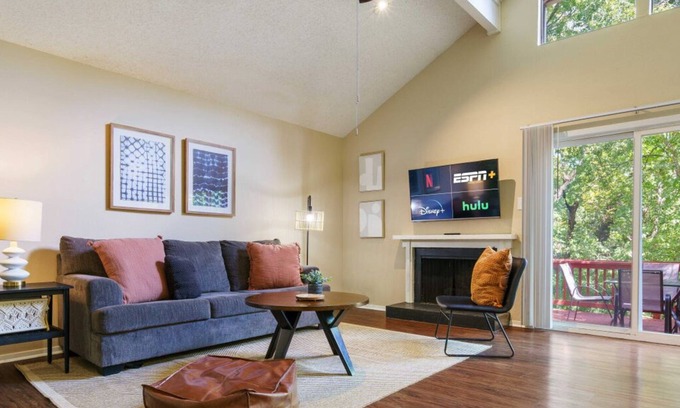 Highland Hills Apartment | 6203 Shadow Valley #B