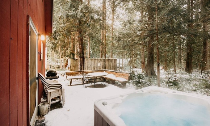 Glacier House | 63mbr - Hot Tub - Bbq - Pets Ok - Wifi - Sleeps 6 2 Bedroom Home by RedAwning
