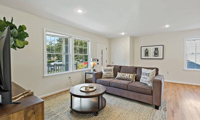 Lake Barcroft Bed & Breakfast | 6449 Maplewood · Cheerful | 5 bedroom | Free Park | Center | Sunny