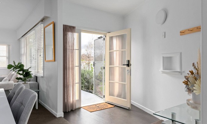 Gisborne House | 650m to Inner Harbour & Town!