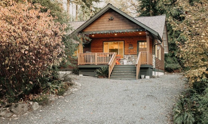 Warnick Cabin | 65GS - Hot Tub - Wi-Fi - Pets Ok - BBQ by RedAwning