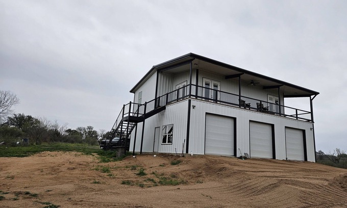Llano House | 66 Acres Fenced in Hill Country Barndo 5 miles from City of Llano Great Views