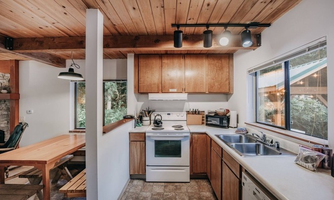 Maple Falls Cabin | 67mf- Hot Tub - Pets Ok - Bbq - Sleeps 5 3 Bedroom Home by RedAwning