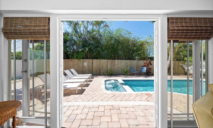 Tropic Palms House | 680 Managed By Brampton Park