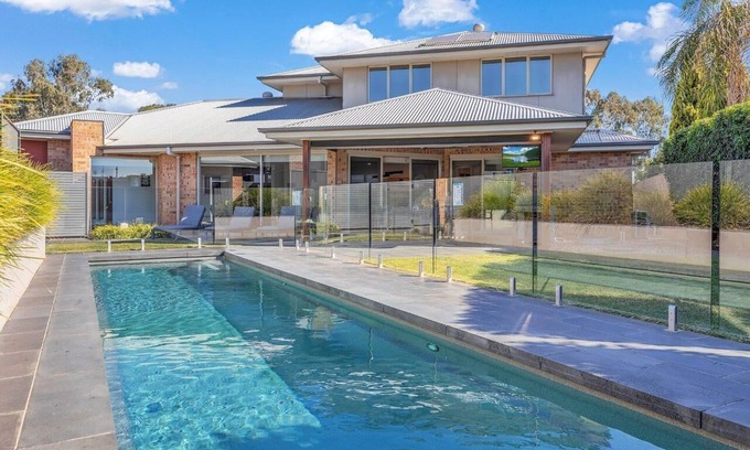 Moama House | 6A Blair St - Echuca Holiday Homes