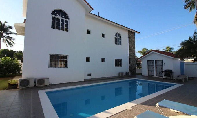 El Batey Villa | 6BD villa, centrally located, guest-friendly, fully equipped, pool/TV/fast WiFi