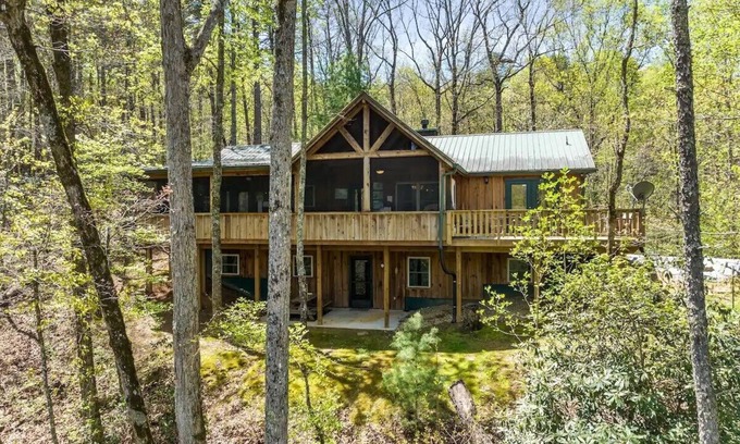 Sautee Nacoochee Cabin | 6BDRM Cabin only 10 mins to Alpine Helen/Hot Tub/Firepit/Game Room/Satellite