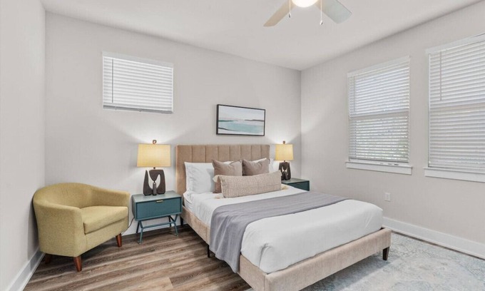 North University House | 6BDRM Hyde Park home near guad