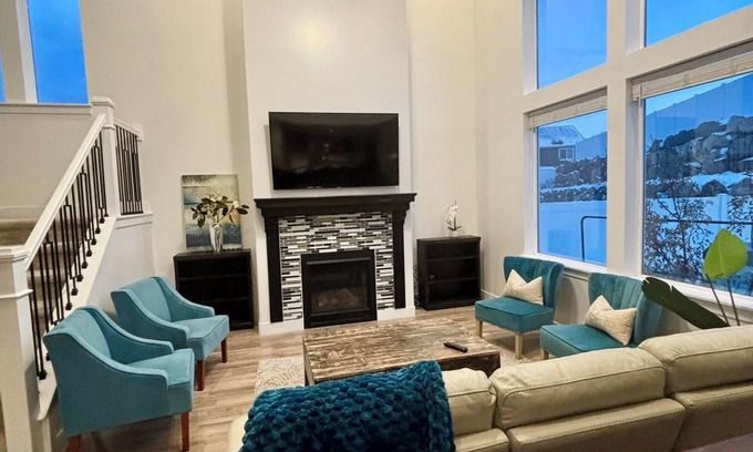 Draper House | 6Bedroom Mountain Escape w/HOT TUB, 2 kitchens, 2 Living Rooms- Upscale Locale!