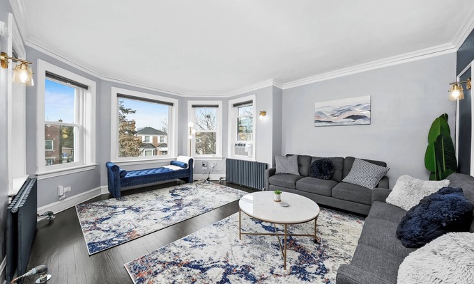 Jefferson Park House | 6BR Chicago Gem: Prime, Safe, Family-Friendly Hub