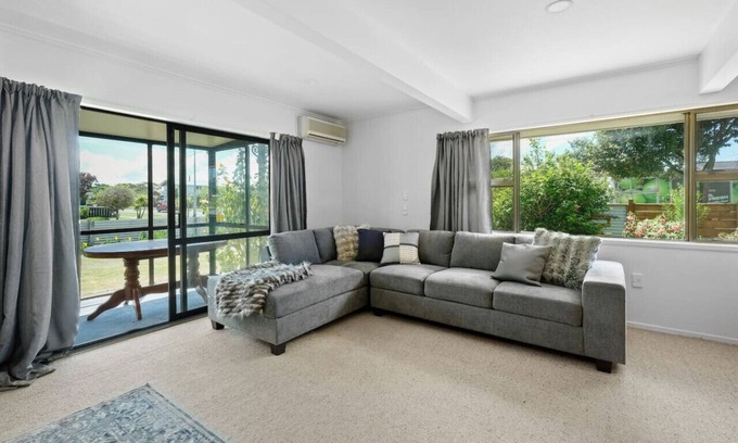 Gisborne House | 6BR Home | Sleeps 12! | 900m to Beach!