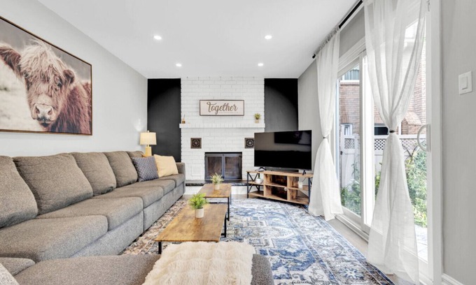 Lisgar House | 6BR house|Mississauga| Near Shops, Transit, Hwy and GO!