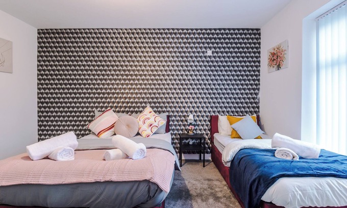 Rochdale House | 6BR in Castleton|WIFI|PARKING|Ideal for Contractors|Longterm Discount Applies