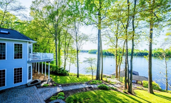 Livingston House | 6BR Lakefront Lake Anna, Views, Boat Dock, Hot Tub