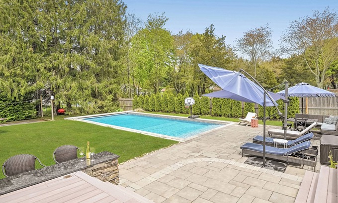 Southold House | 6BR, Saltwater Pool, Bocce, Hot Tub, Sauna. Walk to beach, minutes to vineyards!